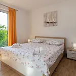 Navis Sea View With Pool Apartment *