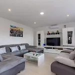 Navis Sea View With Pool Apartment
