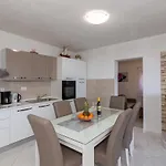 Navis Sea View With Pool Apartment Makarska