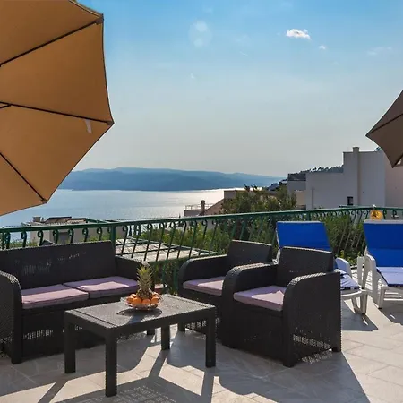 Navis Sea View With Pool Apartman *