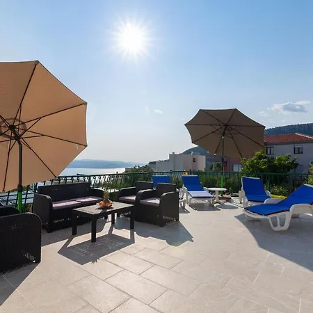 Navis Sea View With Pool Apartman *