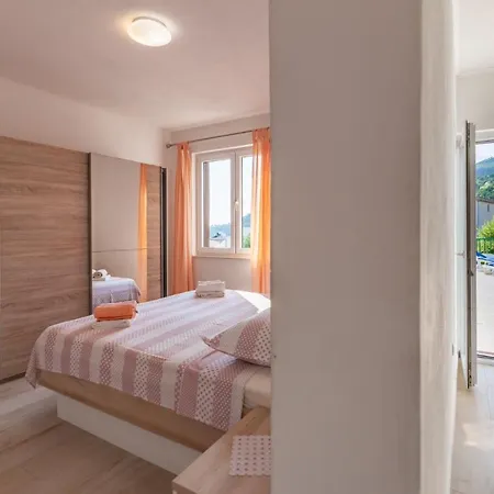 Navis Sea View With Pool Apartman *