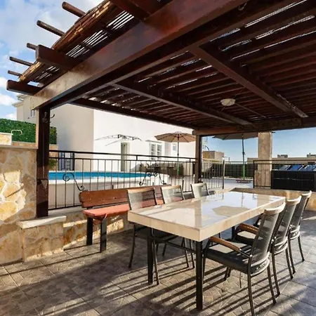 Navis Sea View With Pool