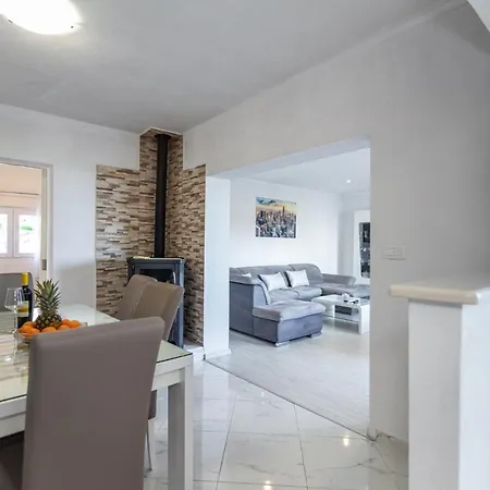 Navis Sea View With Pool Makarska