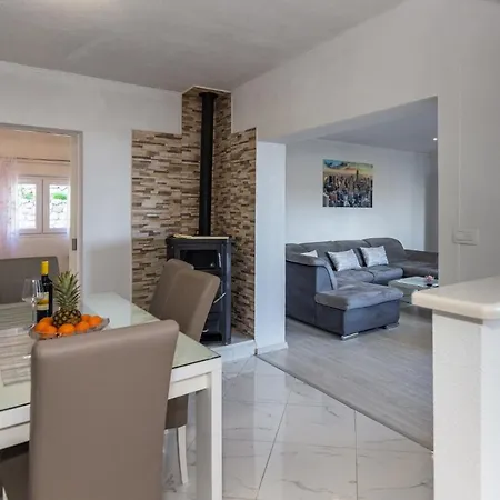 アパート Navis Sea View With Pool