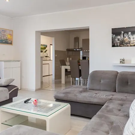 Navis Sea View With Pool