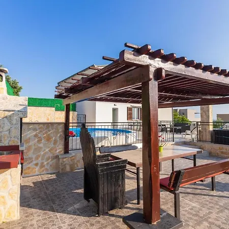 Navis Sea View With Pool *