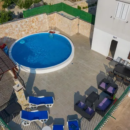 Navis Sea View With Pool アパート