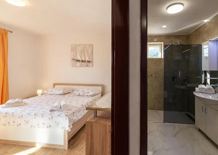 Navis Sea View With Pool Apartment Makarska