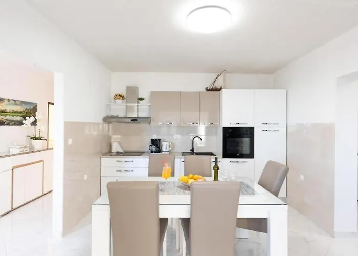 Navis Sea View With Pool Apartman Makarska