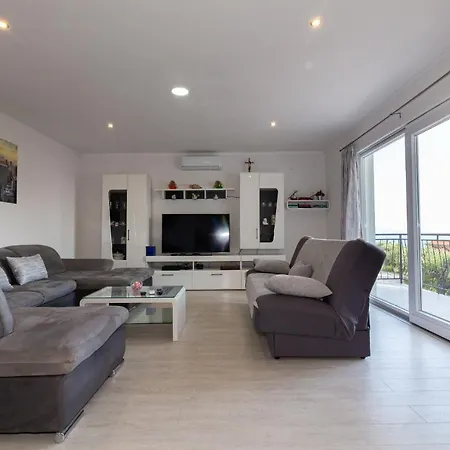 Navis Sea View With Pool Apartmán